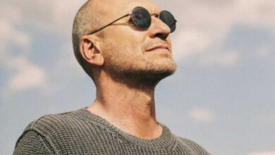 Il cantautore milanese, attivo dal 1988 e ancora protagonista della scena musicale italiana con numerose tournée e pubblicazioni